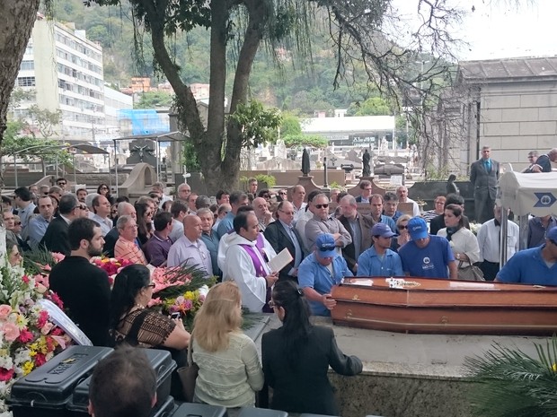 Padre Omar fez oração com amigos e familiares de Ana Lúcia Neves (Foto: Janaína Carvalho / G1)