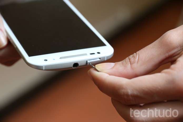 Para ejetar a gaveta de chip do Moto X faça uma pequena pressão (Foto: Anna Kellen/TechTudo) Para ejetar a gaveta de chip do Moto X faça uma pequena pressão (Foto: Anna Kellen/TechTudo)