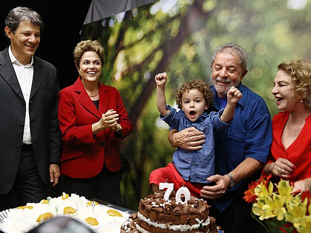 A presidente Dilma Rousseff participa da festa de aniversário do ex-presidente Lula ao lado do prefeito de São Paulo, Fernando Haddad, Dona Marisa e do neto do petista (Foto: Ricardo Stuckert/Instituto Lula)