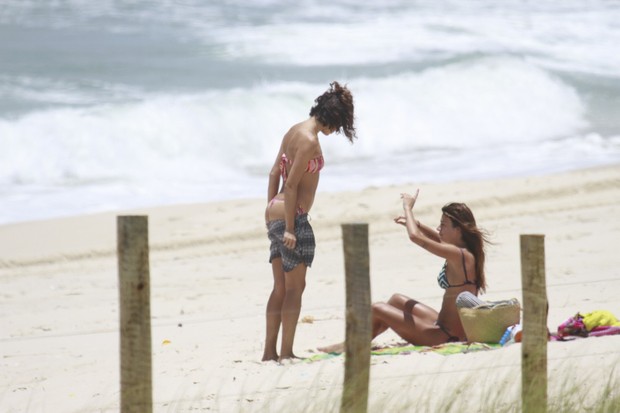 Sophie Charlotte e Thaila Ayala na praia da Barra da Tijuca, RJ (Foto: Dilson Silva / Agnews)