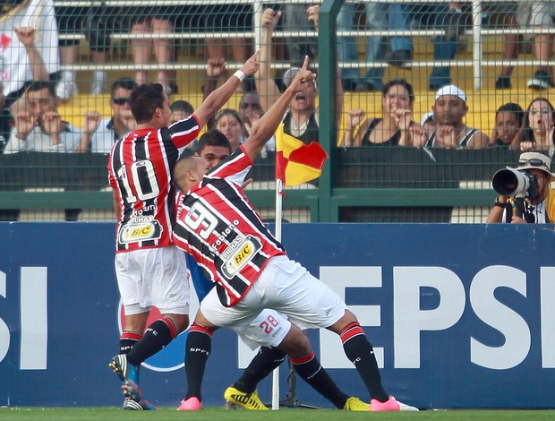 Luis Fabiano gol São Paulo (Foto: José Patrício / Ag. Estado)