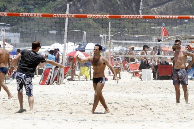 Rodrigo Hilbert e Mouhamed Harfouch na praia (Foto: Gil Rodrigues/Fotorio News)