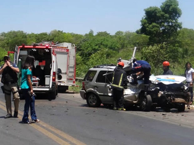 PRF interditou a rodovia por uma hora, para o Corpo de Bombeiros e o Samu fazerem o atendimento à vítima (Foto: Fernandez Fernandes/Blog do Sigi Vilares)