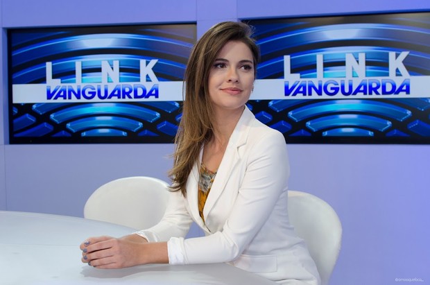 Elisa Veeck, ex-Chiquititas, mostra rotina como âncora de telejornal (Foto: Beatriz I. Grassi / EGO)