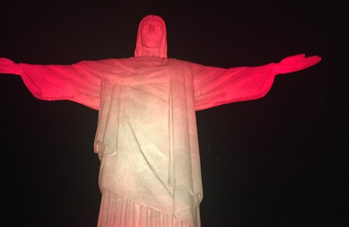 Cristo Redentor ganhou iluminação especial para a passagem da tocha (Foto: Amanda Kestelman)