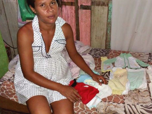 Roupas que aparecem na foto são as únicas que Thiellem possui para vestir o bebê que vai nascer (Foto: Itamaria Araújo/Arquivo Pessoal)