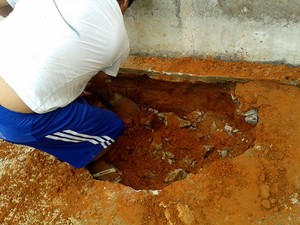 agentes penitenciários descobriram o início das escavações de um túnel que seria usado para uma fuga em massa na Cadeia Pública de Natal (Foto: Divulgação/Coape)