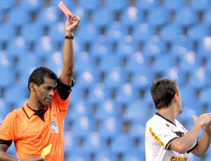 Lucas do Botafogo recebe o cartão vermelho na partida contra o Fluminense (Foto: Sergio Moraes / Reuters)