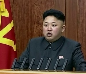 O ditador da Coreia do Norte, Kim Jong-un, em discurso televisivo de Ano Novo (Foto: AP Photo/KRT via AP Video)