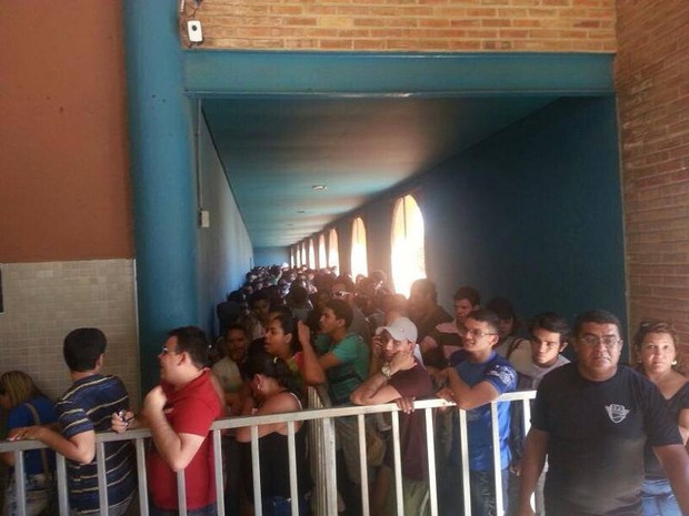 Fãs da cantora Beyoncé passam horas em fila para comprar ingresso em Fortaleza. (Foto: Mucuripe Club/Divulgação)