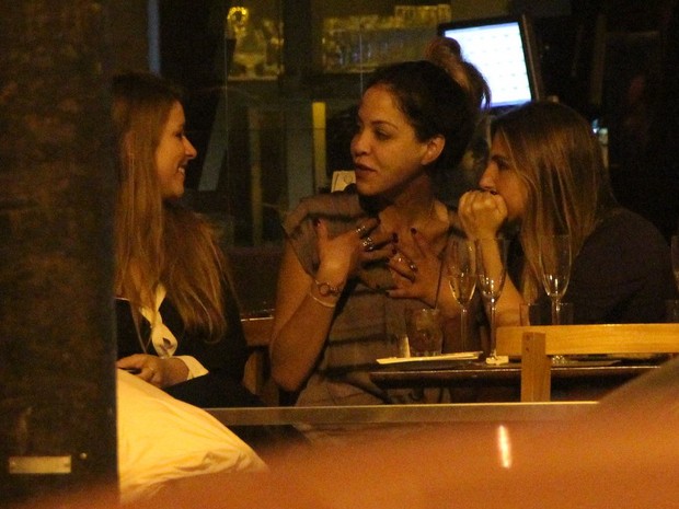Julia Almeida com amigas no aniversário de Rômulo Neto em bar na Zona Sul do Rio (Foto: Rodrigo dos Anjos/ Ag. News)