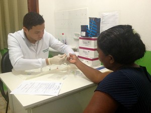 Rosilda Santos fez testes rpidos para HIV, sfilis e hepatite c (Foto: Fabiana Figueiredo/G1)