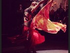 Tania Khalill posta foto de cena fazendo a dança dos véus 