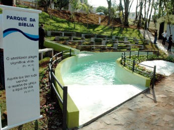 Parque da Bíblia, em Apucarana, possui murais com passagens da sagrada escritura (Foto: Prefeitura de Apucarana/Divulgação)