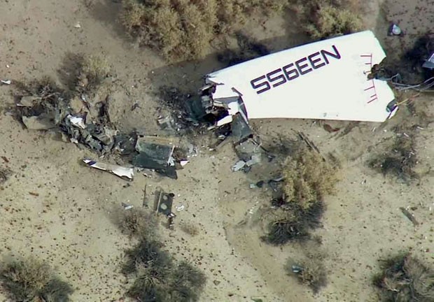 Imagem de destroço da nave Spaceship Two no deserto (Foto: AP)