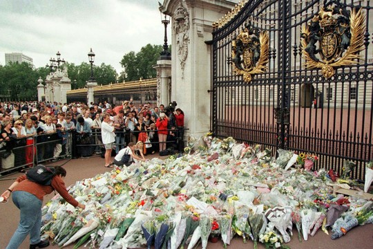 Comoção dos britânicos com a morte da princesa Diana (Foto: Reprodução) Comoção dos britânicos com a morte da princesa Diana (Foto: Reprodução)