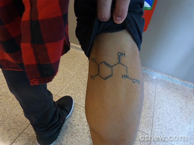 Titto exibe a tatuagem que fez na panturrilha: a química da adrenalina  (Foto: Caldeirão/TV Globo)