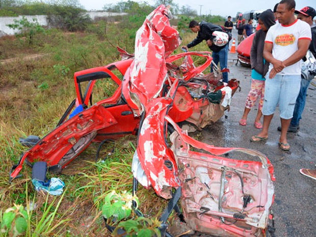Carro parte ao meio em acidente em Vitória da Conquista (Foto: Anderson Oliveira | Blog do Anderson)