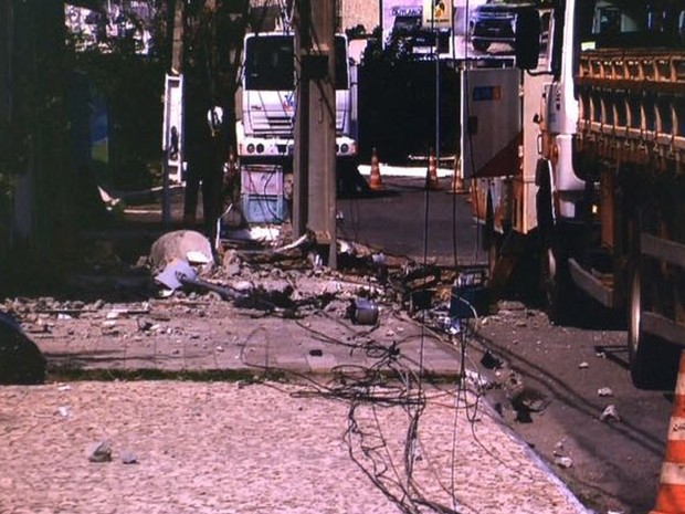 Força da colisão arrancou um poste  (Foto: Reprodução/ TV Sergipe)