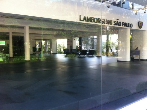 Concessionária da Lamborghini na Avenida Europa não tinha nenhum veículo exposto nesta segunda-feira (23) (Foto: André Paixão/G1)