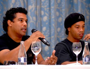 assis e Ronaldinho Gaucho coletiva Copacabana Palace (Foto: Alexandre Durão / Globoesporte.com)