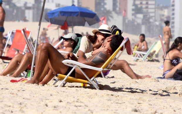 Carolina Ferraz e o namorado na praia (Foto: J. Humberto / AgNews)