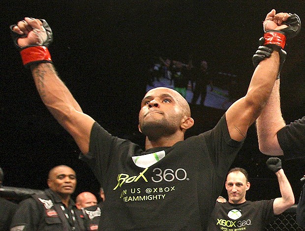 Demetrious Johnson comemora vitória no UFC (Foto: Getty Images)