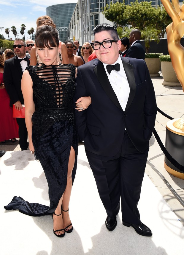 Yael Stone e Lea DeLaria no Emmy (Foto: AFP)