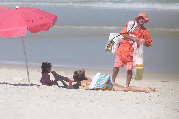 Grazi Massafera na praia com a filha Sofia (Foto: Dilson Silva/ AG. News) Grazi Massafera na praia com a filha Sofia (Foto: Dilson Silva/ AG. News)