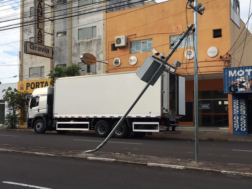 Veículo atingiu poste de radares em Presidente Prudente (Foto: Wellington Roberto/G1)