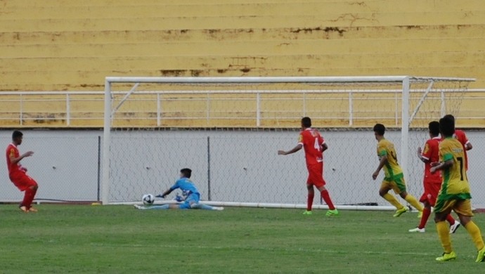 Thiago faz defesa espetacular e salva o Rio Branco-AC (Foto: Duaine Rodrigues)