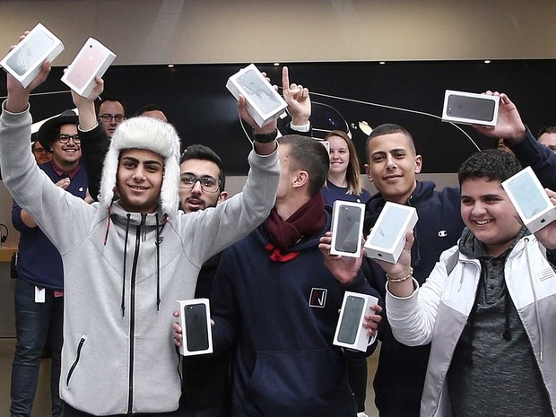 Primeiros compradores do novo iPhone na Austrália (Foto: Rob Griffith / AP Photo)