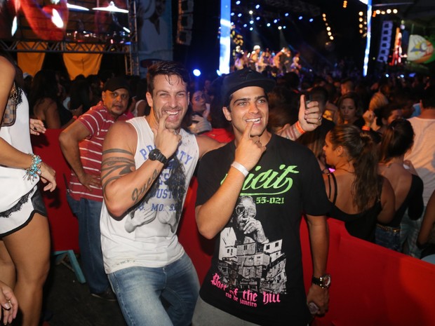 Ex-BBB Diogo Pretto e Bernardo Mesquita em show do Harmonia do Samba em Salvador, na Bahia (Foto: Fred Pontes/ Divulgação)