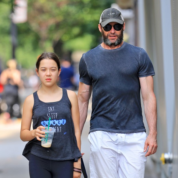 Hugh Jackman e a filha Ava passeiam em Nova York (Foto: Grosby Group)