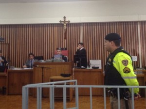 Juiz responsável pelo caso chega ao plenário em Poços de Caldas (Foto: Jéssica Balbino / G1)