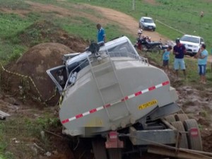 Caminhão tombou fora da rodovia para evitar colisão na BR-104 (Foto: Divulgação/ PRF)