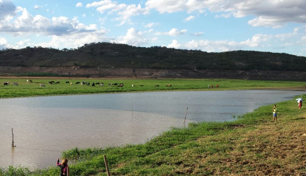 Encontro das águas da transposição do Rio São Francisco, à esquerda, com as águas do açude de Boqueirão, à direita (Foto: Artur Lira/G1)