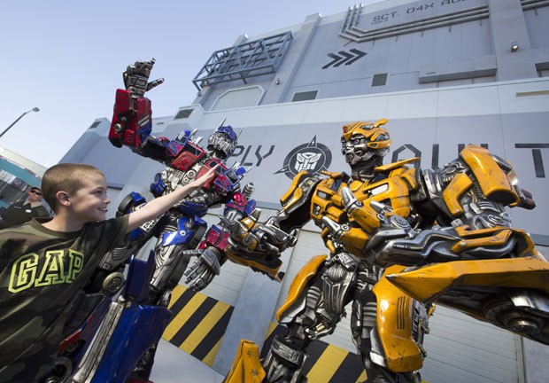 Criança interage com personagem do filme &#39;Transformers&#39; no Universal Studios Florida (Foto: Divulgação/Universal Florida)