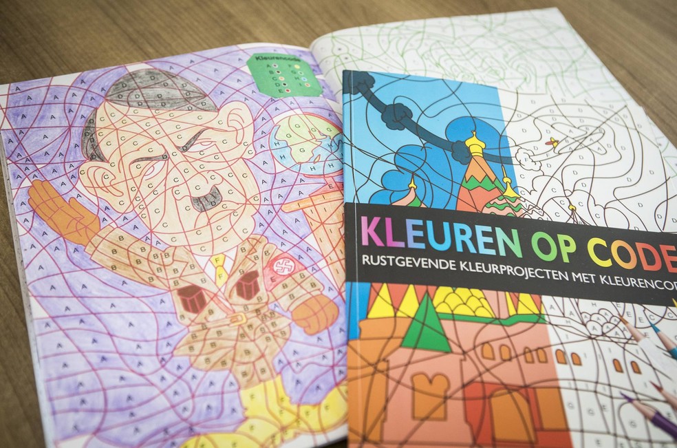Ilustração de Hitler em livro de colorir gerou polêmica na Holanda (Foto: ALEXANDER SCHIPPERS/ANP/AFP)