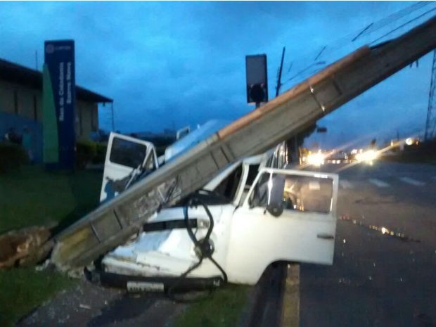 Veículo bateu em um poste depois de atingir as vítimas  (Foto: Giovanny Belchior Silva / RPC)