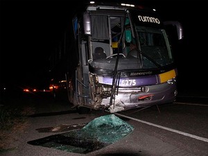 Jovem foi arremessada do veículo, após colidir com um ônibus (Foto: Site Radar 64)