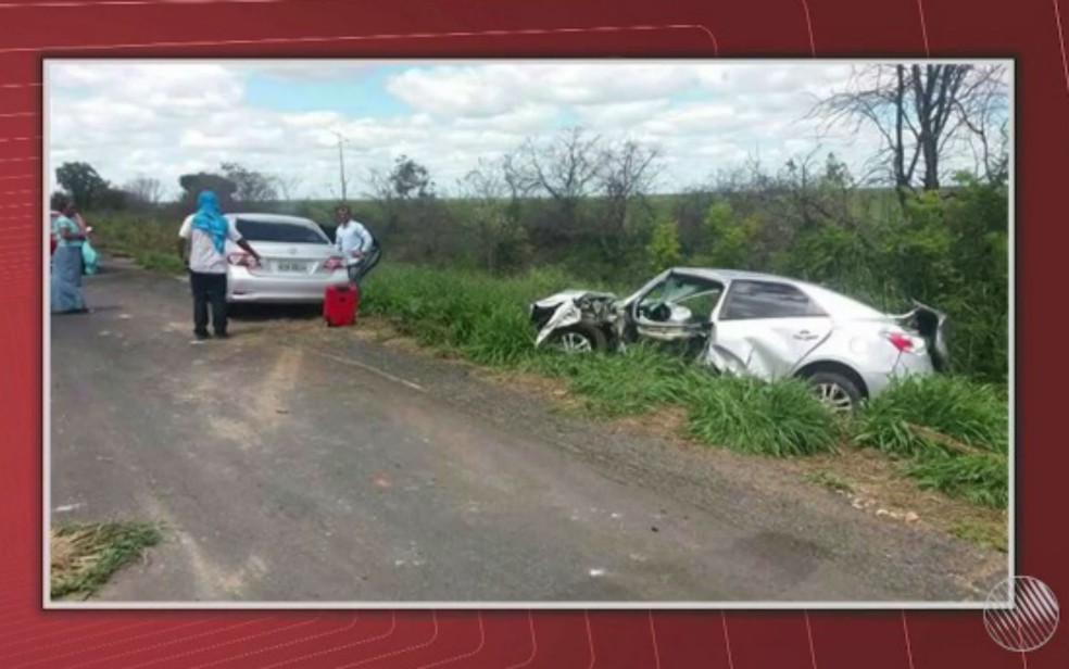 Carro bateu de frente com outro na BR-349 (Foto: Divulgação/Corpo de Bombeiros)