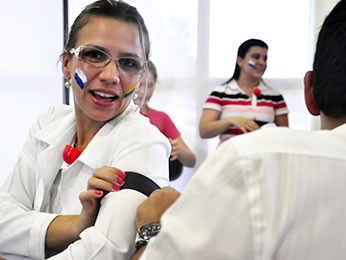 Profissionais se pintaram para passeata em Cuiabá. (Foto: Renê Dióz/G1)