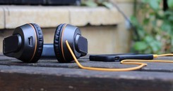 Já pensou carregar seu celular enquanto ouve música? Saiba (Projeto de fone crowdfunding Kickstarter pode carregar smartphone com energia solar(Foto: Reprodução/kickstarter))