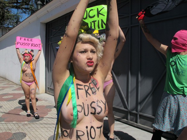 Protesto ocorreu em frente ao Consulado da Rússia, em São Paulo (Foto: Nathália Duarte/G1)