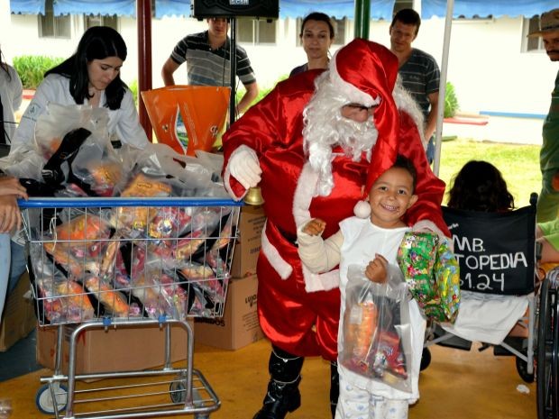 Papai Noel entrgou presentes para crianças do setor de pediatria (Foto: Divulgação/ Lucas Machado)
