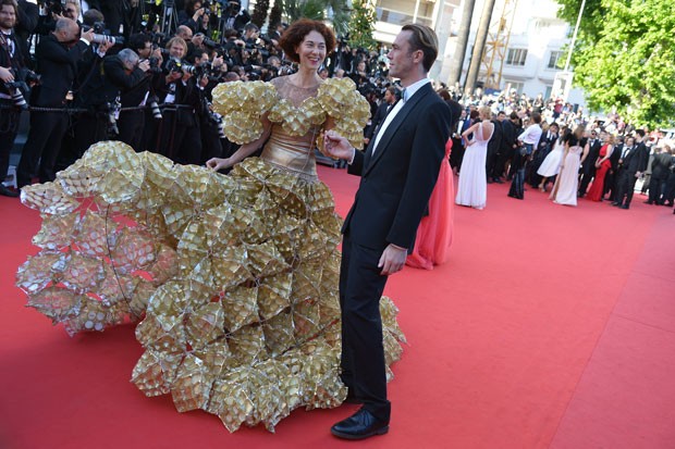 Convidada exibe vestido feito de embalagens de biscoitos em Cannes (Foto: Alberto Pizzoli/AFP)