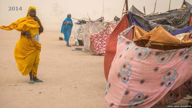 Mulheres durante uma tempestade de poeira em um acampamento para os recém-chegados em Hamadia, Darfur, 2014 (Foto: Paul Jeffrey e Annie Bungeroth/ BBC)
