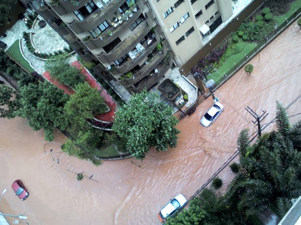 Inundação em rua residentcial entre a avenida Giovanni Gronchi e a rua Alexandre Benois (Foto: Tamirys Gomes/VC no G1)