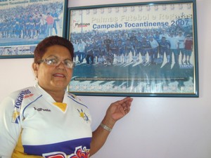 Dona Nazaré mostra quadro de foto no salão dela do time do Palmas que foi Campeão Tocantinense em 2007 (Foto: Camila Rodrigues/GloboEsporte.com)